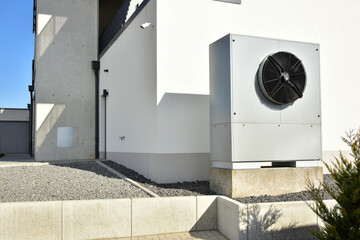 Klimaanlage/Luftwärmepumpe vor einem neu erbauten Wohnhaus