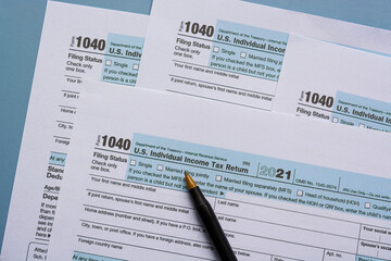 Obraz premium Tax forms 1040. U.S Individual Income Tax Return on a desk. Tax concept.