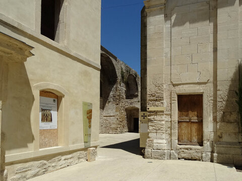 Richerenches
This Provencal village, located near Valr&eacute;as in the Enclave of the Popes, is known as "the capital of the truffle".
