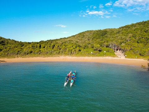 Imagens a&eacute;reas do morro da pescaria e passeio de canoa havaiana no final da praia do morro, uma &oacute;tima forma de conhecer praias desertas e lugares paradis&iacute;acos em Guarapari.