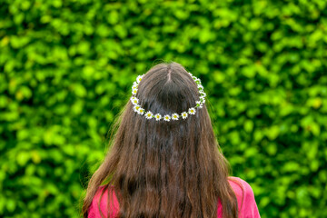 Blumenkranz aus Gänseblümchen  im Haar