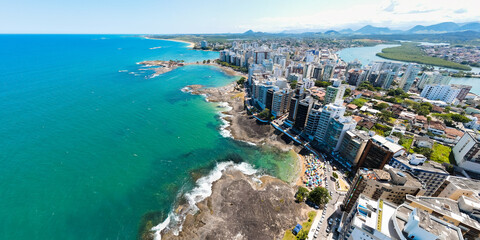 Naklejka premium Imagens aéreas do Centro de Guarapari, mostrando as praias da Castanheira, praia das Virtudes, praia do Namorados, praia da Areia Preta, Praia da Fonte, Ipiranga, canal e ponte