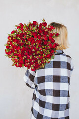 roses, bush roses, large bouquet of red roses, girl, flower shop