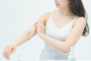 肌の状態を触って確かめる女性 