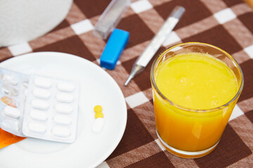 sok pomarańczowy czy lekarstwa na przeziębienie? - obrazy, fototapety, plakaty
