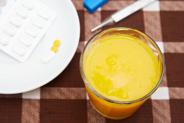 sok pomarańczowy czy lekarstwa na przeziębienie? - obrazy, fototapety, plakaty