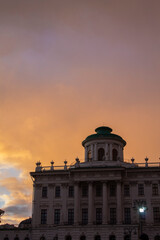 Obraz premium A beautiful building on the background of a colorful sunset