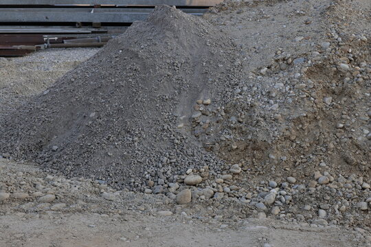 erdhaufen auf baustelle in industrie