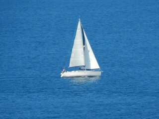 Bateau à voile blanc sur l'océan bleu