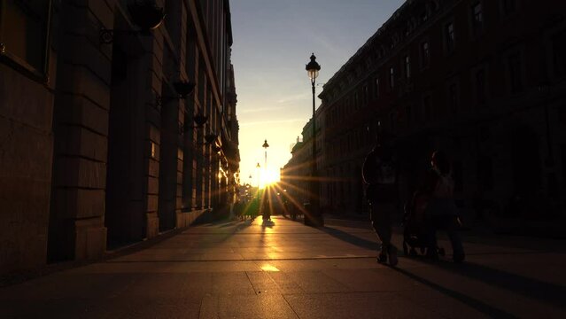 (TIME LAPSE) puesta de sol en la calle Alcal&aacute; en Madrid, Espa&ntilde;a, 28 de febrero de 2022.