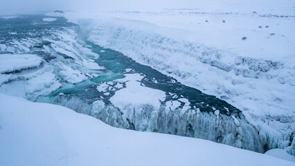 Dramatische Landschaft mit gefrorenem Wasserfall