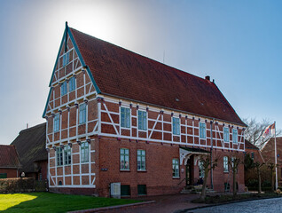 Fototapeta na wymiar Altes Fachwerkhaus in Jork im Alten Land in Niedersachsen, Deutschland