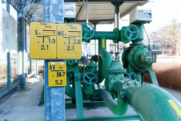 Gas-Station mit Leitungsschild