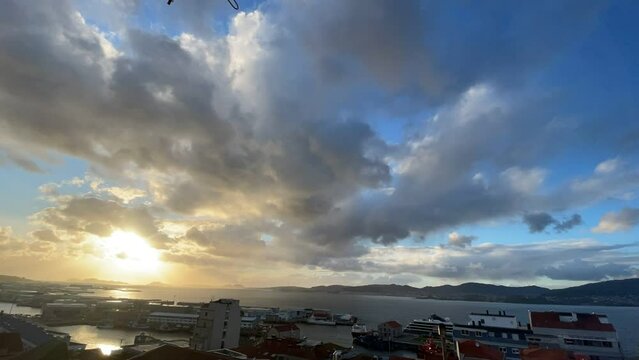 Timelapase del movimiento de las nubes en un atardecer sobre la r&iacute;a de Vigo,su puerto y las Islas C&iacute;es