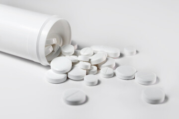 Bote de medicamentos blanco sobre fondo blanco.