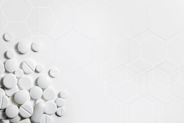 Fondo de medicamentos con pastillas blancas y textura.