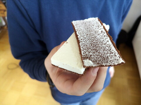 Aufgedeckte Milchschnitte mit wei&szlig;er F&uuml;llung f&uuml;r intensiveren Genuss