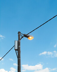 Obraz premium An electrical power line and streetlight structure