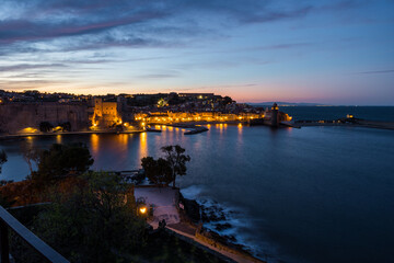 Vue à la tombée de la nuit sur la baie de Collioure depuis La Glorieta (Occitanie, France)