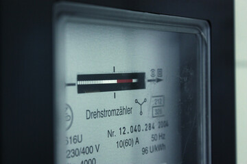 Stromzähler close-up/Nahaufnahme; Strompreis-Erhöhung