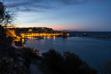 Fototapeta premium Vue à la tombée de la nuit sur la baie de Collioure depuis La Glorieta (Occitanie, France)