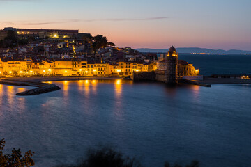 Vue à la tombée de la nuit sur la baie de Collioure depuis La Glorieta (Occitanie, France)