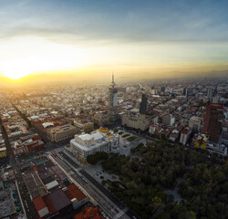 Amanecer en el palacio de bellas artes y torre latino y alameda central, ciudad de México
