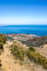 Vue sur Collioure et sa baie au bord de la Méditerranée depuis le Massif des Albères (Occitanie, France)