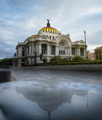 Reflejo del amanecer en el palacio de bellas artes, ciudad de México