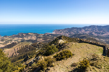 Vue sur Banyuls-sur-Mer et Côte Vermeille au bord de la Méditerranée depuis le Massif des Albères (Occitanie, France)