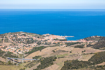 Vue sur Collioure, sa baie au bord de la Méditerranée et le Viaduc du Douy depuis le Massif des Albères (Occitanie, France)