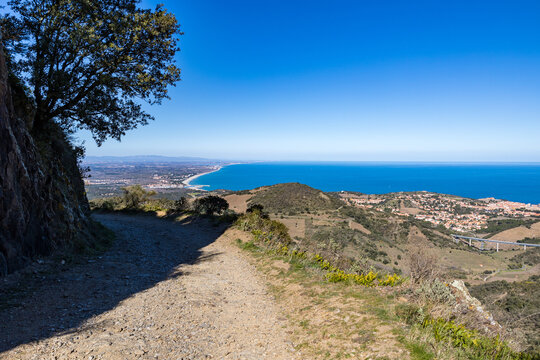 Vue sur Collioure et les plages d&rsquo;Argel&egrave;s-sur-Mer jusqu&rsquo;&agrave; Leucate depuis le Massif des Alb&egrave;res (Occitanie, France)