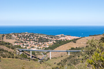 Vue sur Collioure, sa baie au bord de la Méditerranée et le Viaduc du Douy depuis le Massif des...