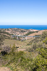 Vue sur Collioure, sa baie au bord de la Méditerranée et le Viaduc du Douy depuis le Massif des Albères (Occitanie, France)