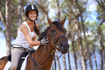Obraz premium Horse Love. An attractive young woman on horseback.