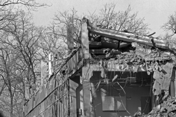 Rozwalone budynki mieszkalne w mieście spowodowane wybuchem bomby w czasie wojny.  - obrazy, fototapety, plakaty