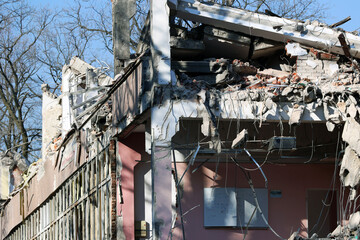 Rozwalone budynki mieszkalne w mieście spowodowane wybuchem bomby w czasie wojny. 