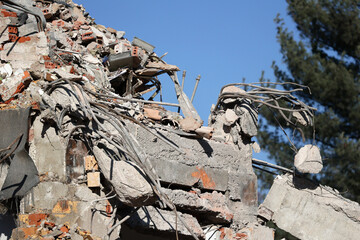 Rozwalone budynki mieszkalne w mieście spowodowane wybuchem bomby w czasie wojny. 
