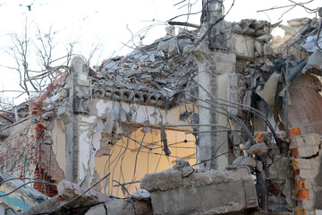 Rozwalone budynki mieszkalne w mieście spowodowane wybuchem bomby w czasie wojny.  - obrazy, fototapety, plakaty