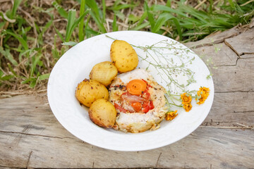 Lombo em prato exótico com ervas de batata e cebola.	
