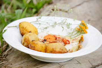 Lombo em prato exótico com ervas de batata e cebola.	
