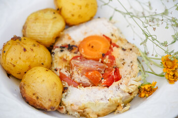 Lombo em prato exótico com ervas de batata e cebola.	
