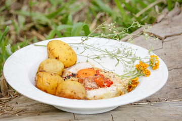 Lombo em prato exótico com ervas de batata e cebola.