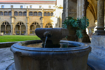 Brunnen im Kreuzgang Kloster Santa Cruz in Coimbra, Portugal