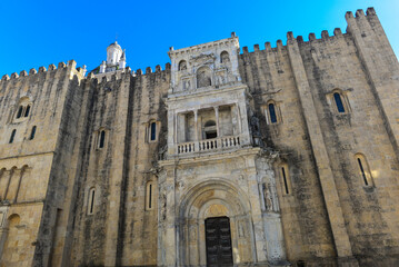 Fototapeta premium katholische Kirche Sé Velha (alte Kathedrale) in Coimbra, Portugal 