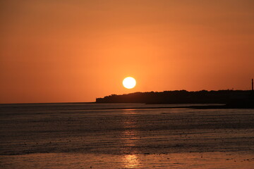Fototapeta na wymiar Coucher de soleil sur la plage de la Concurrence, La Rochelle