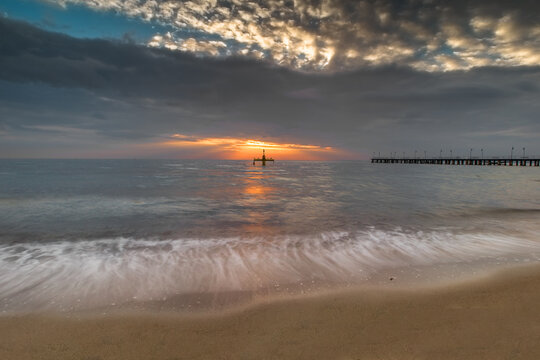 Morze, wschód słońca, zachód słońca, molo, plaża, kutry rybackie, piękny krajobraz nadmorski. © Artur Wojtczak 