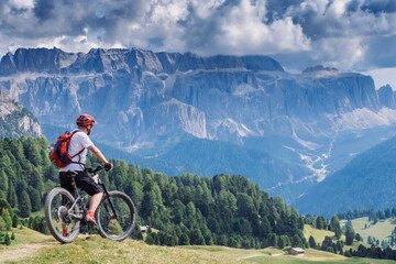 Rower górski, elektryczny . Szlak rowerowy w Dolomitach, piękne widoki wspaniała przygoda.