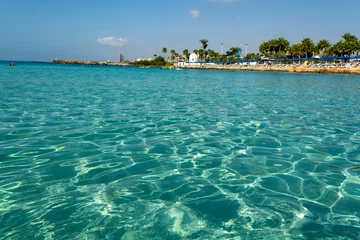Schilderijen op glas Crystal clear blue water of Mediterranean sea on Nissi beach in Ayia Napa, Cyprus © barmalini