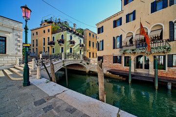 Włochy, Wenecja, mały kanał, bez ludzi, wenecka flaga, woda, kolorowe domy © lukaszmalkiewicz.pl